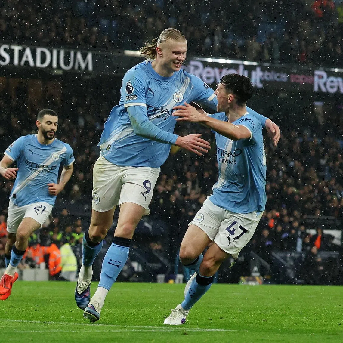 Soccer Football - Premier League - Manchester City v Fulham - Etihad Stadium, Manchester, Britain - February 11, 2026 Manchester City's Erling Haaland celebrates scoring their third goal with Phil Foden REUTERS/Phil Noble