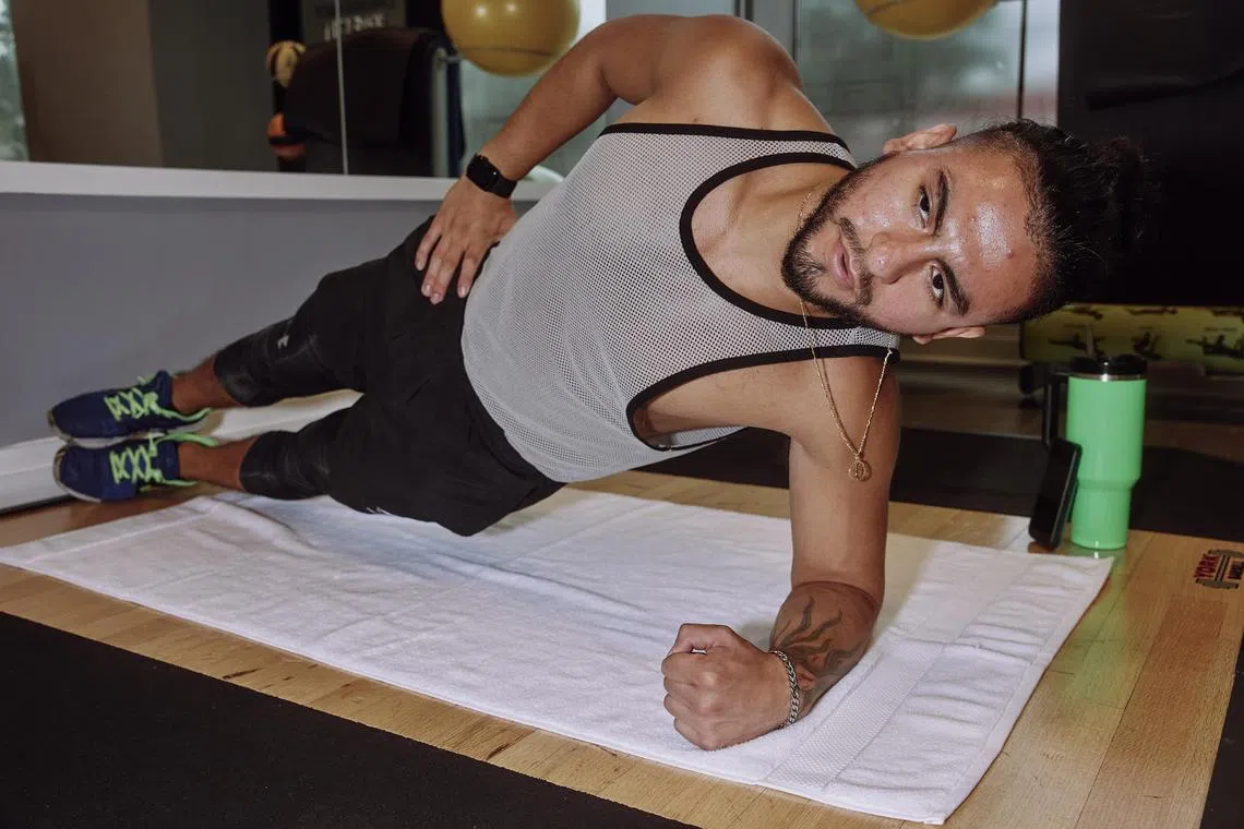 Serigo Almaraz demonstrates an exercise that can be done while on vacation, in Washington, Aug. 7, 2024. The next time youÕre trying to fit in a workout on a trip, it might be comforting to know that even fitness experts donÕt necessarily recommend a Òno excusesÓ attitude. (Jared Soares/The New York Times)