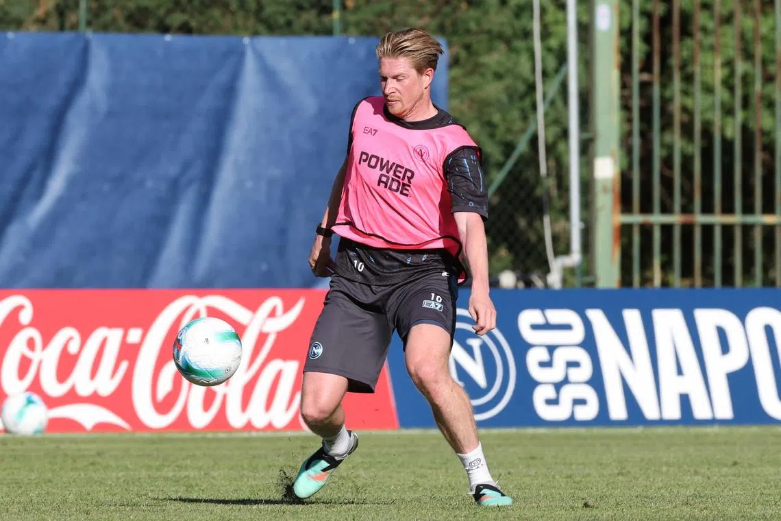 FILE PHOTO: Soccer Football - Napoli Training - Stadio di Carciato, Dimaro, Italy - July 17, 2025 Napoli's Kevin De Bruyne during training REUTERS/Ciro De Luca/File Photo
