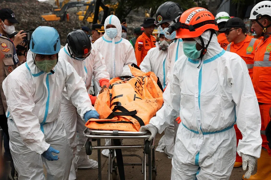 Indonesian rescue personnel carry a body bag containing the remains of a victim from the site of collapse at Bantar Gebang landfill in Bekasi, on the outskirts of Jakarta, Indonesia, March 9, 2026. REUTERS/Ajeng Dinar Ulfiana