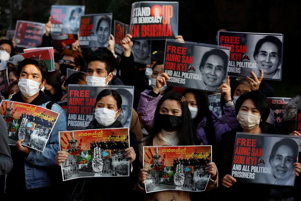 Myanmar protesters residing in Japan raise photos of Aung San Suu Kyi during a rally to mark the second anniversary of Myanmar's 2021 military coup, outside the Embassy of Myanmar in Tokyo, Japan February 1, 2023.  REUTERS/Issei Kato/File Photo