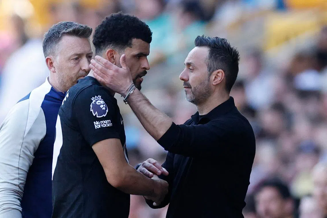 Soccer Football - Premier League - Wolverhampton Wanderers v Tottenham Hotspur - Molineux Stadium, Wolverhampton, Britain - April 25, 2026 A dejected Tottenham Hotspur's Dominic Solanke shakes hands with manager Roberto De Zerbi as he is substituted off after sustaining an injury Action Images via Reuters/Jason Cairnduff