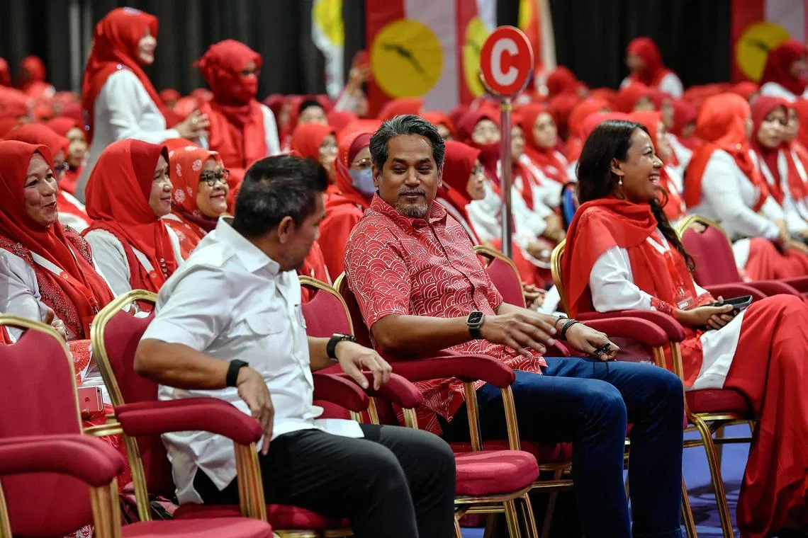 KUALA LUMPUR, 12 Jan -- Timbalan Ketua UMNO Bahagian Rembau Khairy Jamaluddin (tengah) ketika hadir bagi mendengar sesi perbahasan usul dari perwakilan-perwakilan wanita UMNO sempena Perhimpunan Agung UMNO 2022 di Pusat Dagangan Dunia Kuala Lumpur (WTCKL) hari ini.

--fotoBERNAMA (2023) HAK CIPTA TERPELIHARA