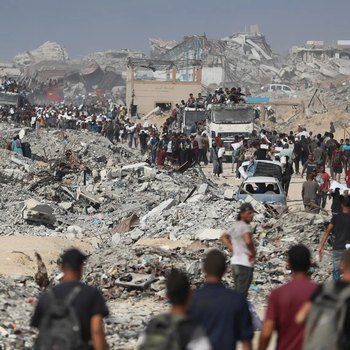 FILE PHOTO: Palestinians carry aid supplies that entered Gaza through Israel, in Beit Lahia, northern Gaza Strip, August 2, 2025. REUTERS/Mahmoud Issa/File Photo