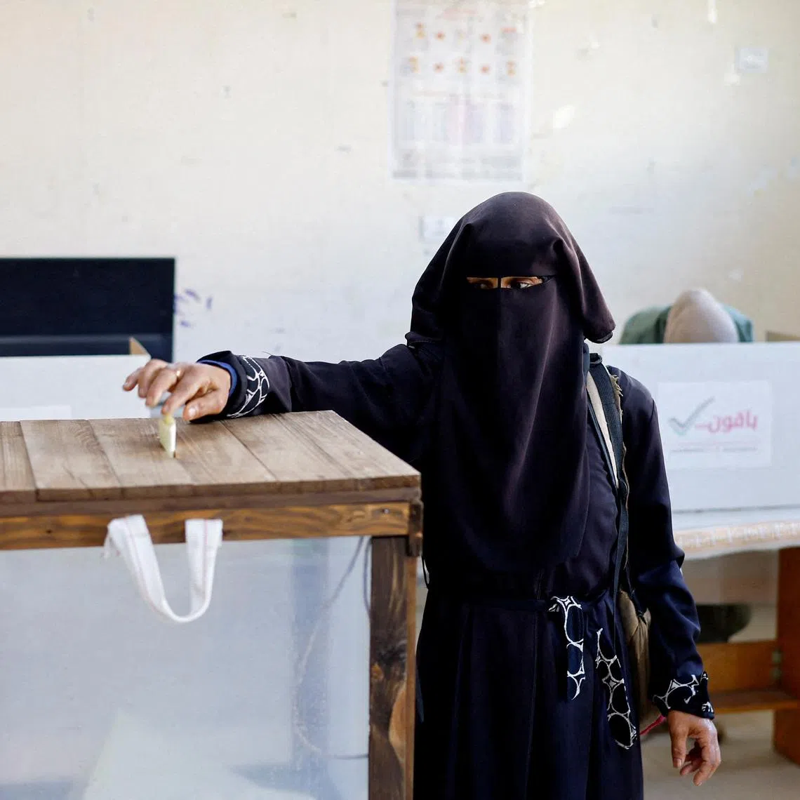 A Palestinian woman votes during the municipal election at a polling station in Deir al-Balah, central Gaza Strip April 25, 2026. REUTERS/Mahmoud Issa