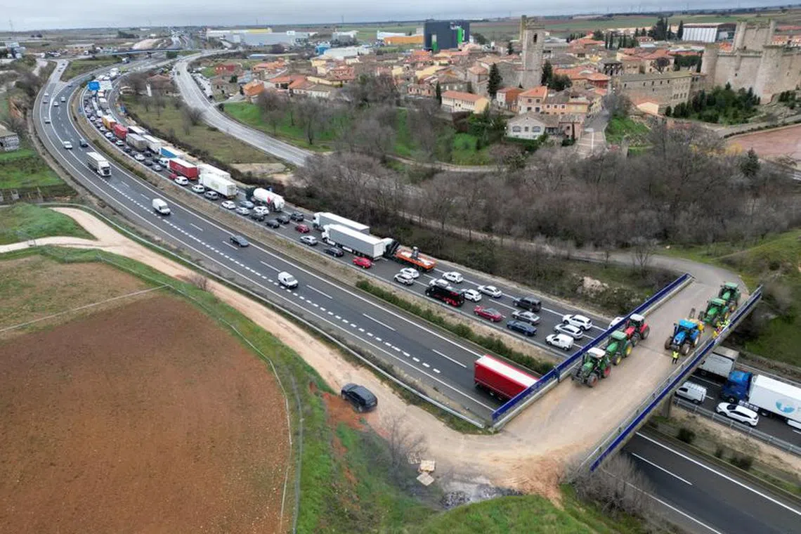 Farmers block A2 highway during a protest over price pressures, taxes and green regulation, grievances shared by farmers across Europe, in Torija, Spain, February 9, 2024. REUTERS/Guillermo Martinez