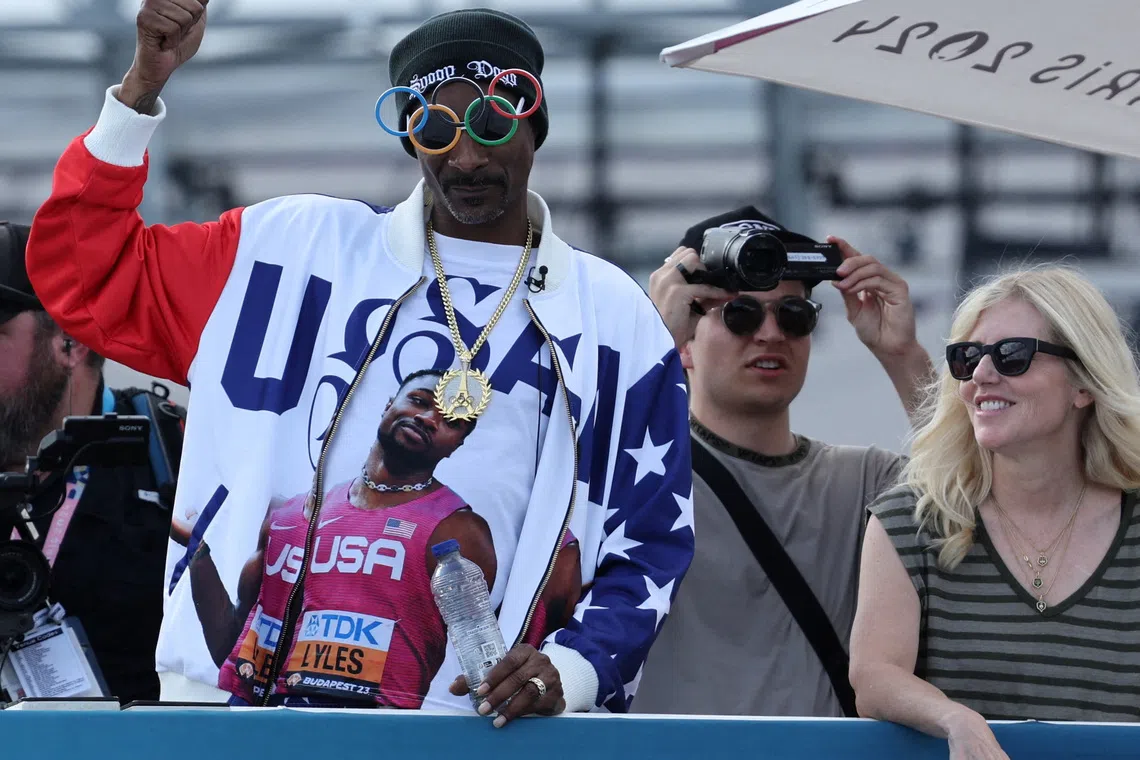 FILE PHOTO: Paris 2024 Olympics - Skateboarding - Men's Park Final - La Concorde 4, Paris, France - August 07, 2024. Snoop Dogg ahead of the final. REUTERS/Mike Blake/File Photo