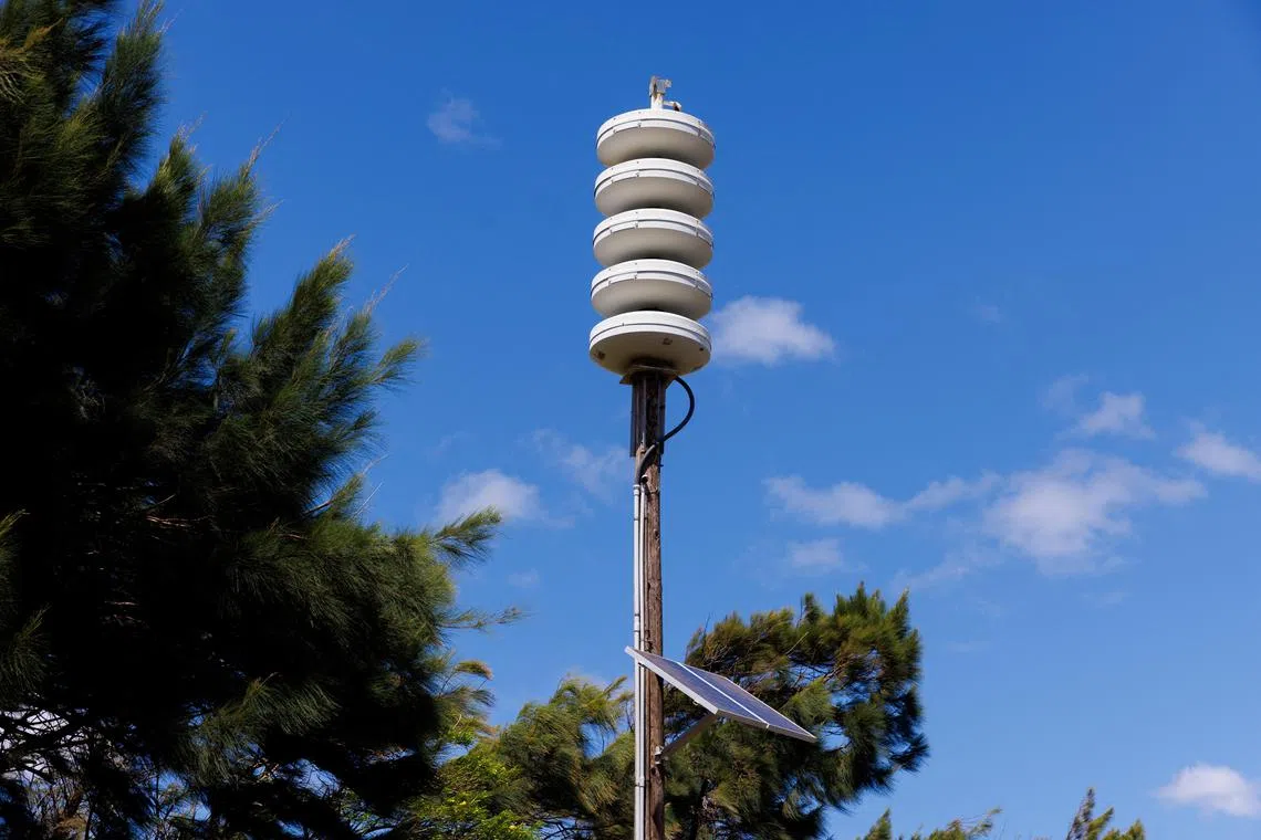 One of Maui's many warning sirens is shown near the Maalaea Harbor on the island of Maui in Hawaii, U.S., August 14, 2023.  REUTERS/Mike Blake

