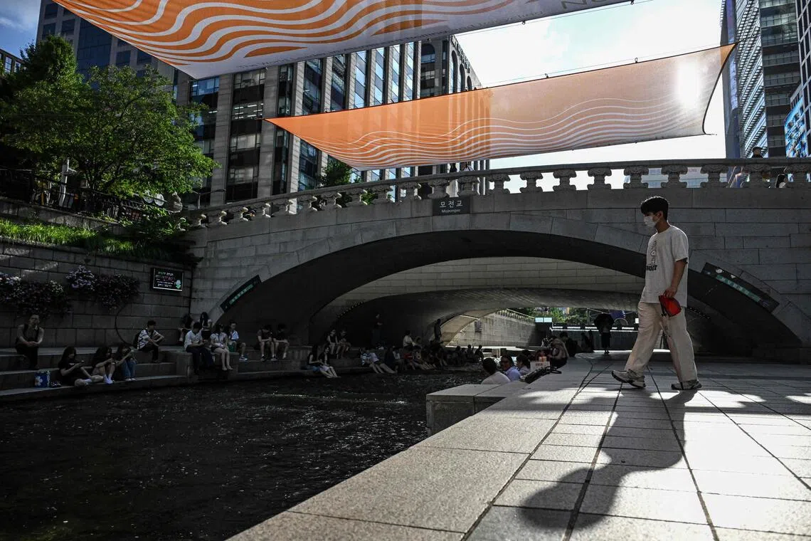 Smoking, drinking to be banned along Seoul’s Cheonggyecheon stream 