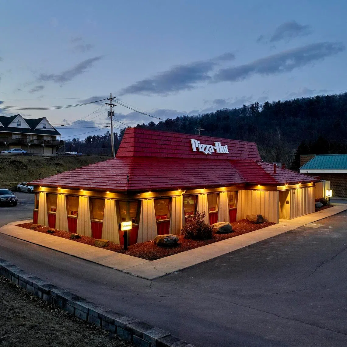 A Pizza Hut Classics, with trapezoidal windows and a distinctive pitched roof, in Tunkhannock, Pa., on Feb. 25, 2026. With heaps of nostalgia but little promotion by their parent chain, Pizza Hut Classics take their fervent fans on a time trip back to a simpler, warmer era. (Noah Kalina/The New York Times)