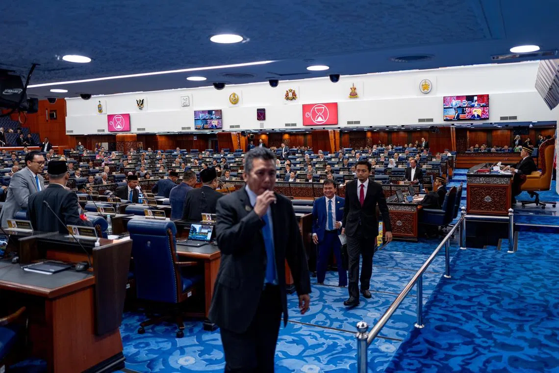 Pictures have been circulating on social media depicting opposition Tanah Merah MP Ikmal Hisham Abdul Aziz as holding a pen-like object to his mouth on Tuesday.