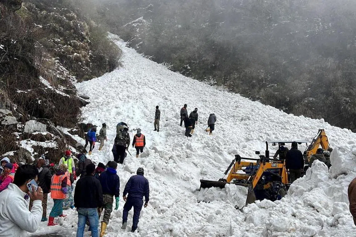 Rescue teams pulled 20 survivors from the snow that engulfed the road to the Nathu La pass, between Sikkim and the Chinese region of Tibet. 
