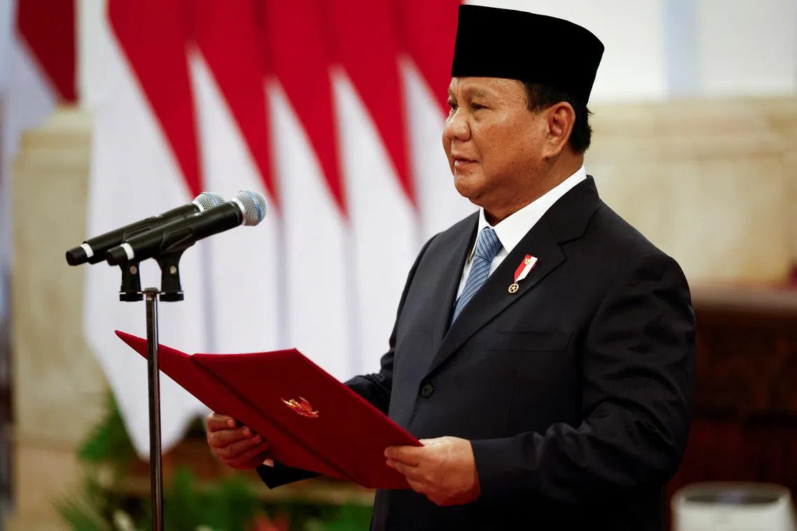 Indonesian President Prabowo Subianto reads out vows, taken by newly appointed ministers during an inauguration at the Presidential palace in Jakarta, October 21, 2024. REUTERS/Willy Kurniawan/File Photo