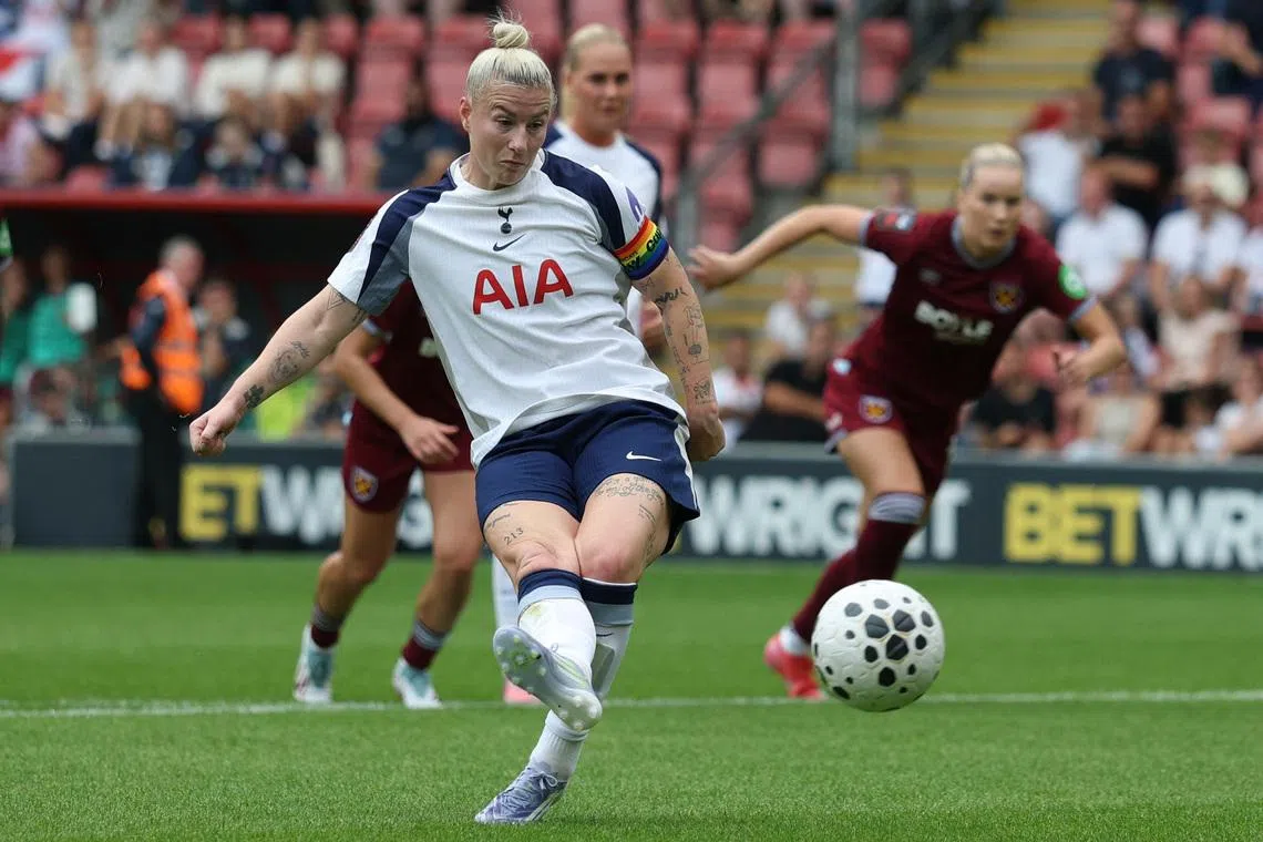 Soccer Football - Women's Super League - Tottenham Hotspur v West Ham United - Brisbane Road, London, Britain - September 7, 2025 Tottenham Hotspur's Bethany England scores their first goal from the penalty spot Action Images via Reuters/Paul Childs