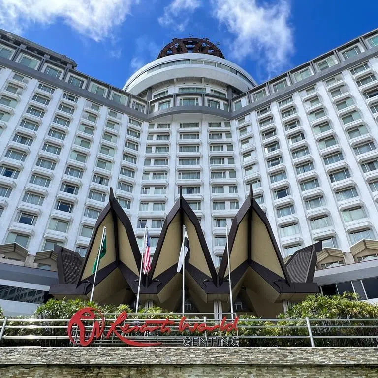 The licence will allow Genting to transform its New York slot machines-only facility into a Las Vegas-style US$5.5 billion (S$7 billion) casino resort.