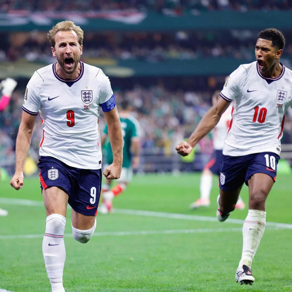 TOPSHOT - England's forward #09 Harry Kane celebrates scoring his team's third goal with England's midfielder #10 Jude Bellingham during the 2026 World Cup round of 16 football match between Mexico and England at the Mexico City Stadium in Mexico City on July 5, 2026.  (Photo by Rodrigo Oropeza / AFP)