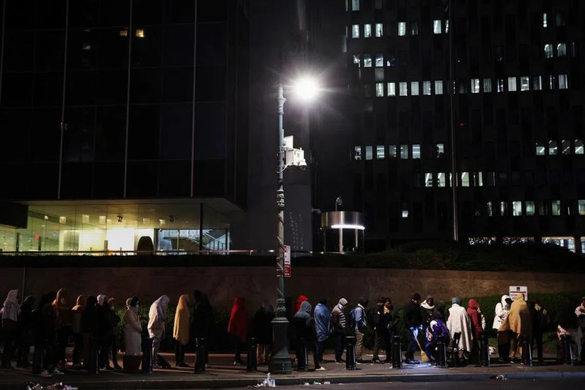 Immigrants wait in line outside the Federal Plaza Immigration Court in New York City, U.S., November 2, 2023.  REUTERS/Shannon Stapleton/File Photo