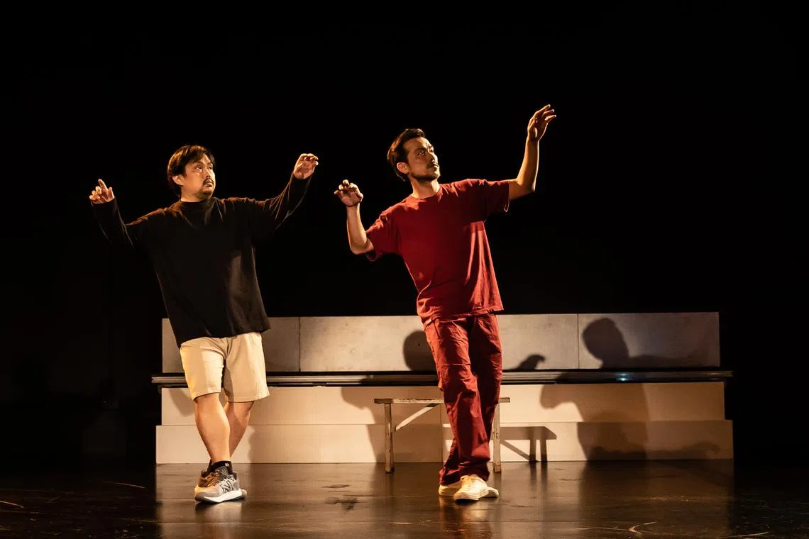 Two Men, Ten Years Later focuses on the friendship between dancers Chen Wu-kang and Su Wei-chia. 