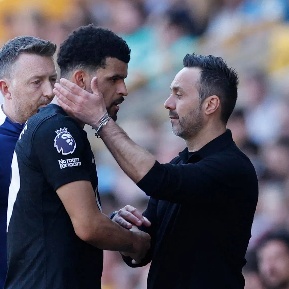 Soccer Football - Premier League - Wolverhampton Wanderers v Tottenham Hotspur - Molineux Stadium, Wolverhampton, Britain - April 25, 2026 A dejected Tottenham Hotspur's Dominic Solanke shakes hands with manager Roberto De Zerbi as he is substituted off after sustaining an injury Action Images via Reuters/Jason Cairnduff