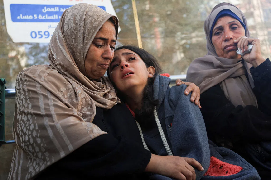 Mourners react as they attend the funeral of Palestinians who, according to medics, were killed in overnight Israeli strikes, at Al-Shifa Hospital in Gaza City, November 20, 2025. REUTERS/Dawoud Abu Alkas     TPX IMAGES OF THE DAY