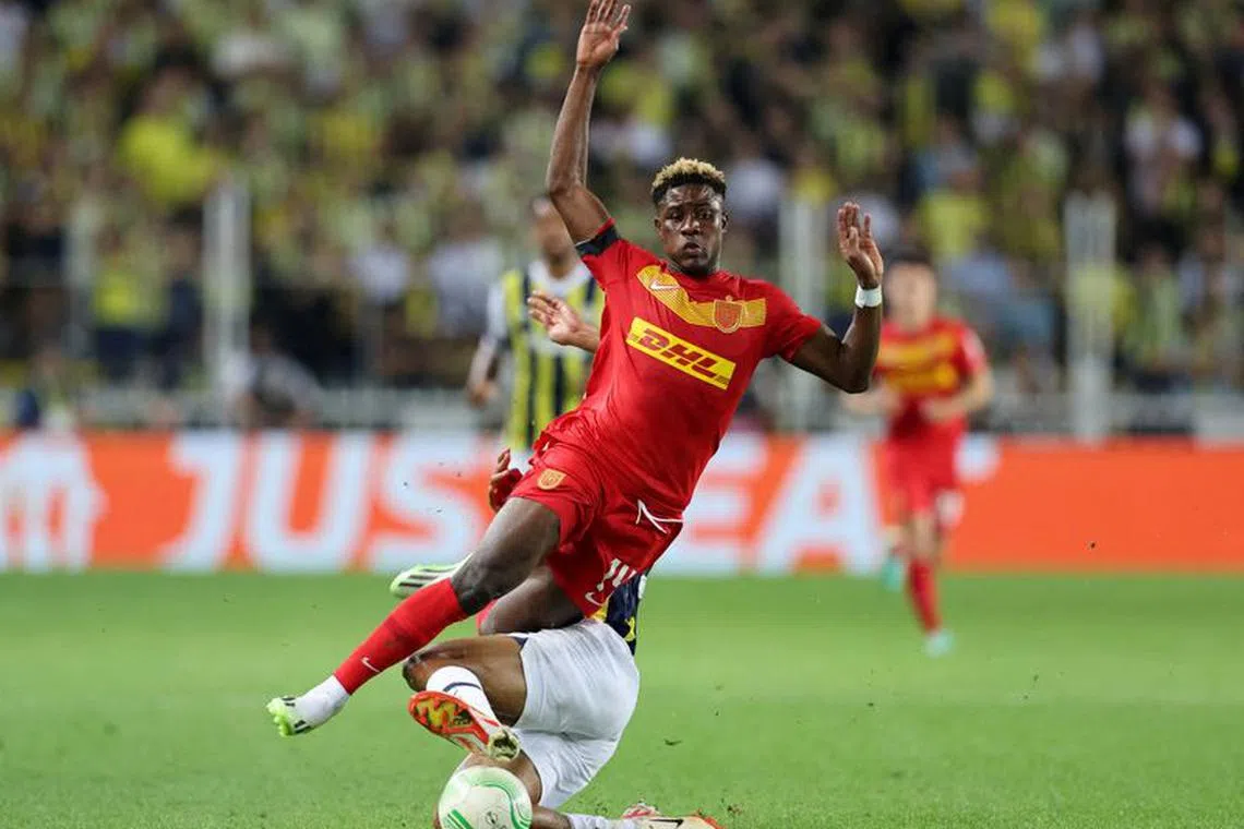 FILE PHOTO: Soccer Football - Europa Conference League - Group H - Fenerbahce v FC Nordsjaelland - Sukru Saracoglu Stadium, Istanbul, Turkey - September 21, 2023  FC Nordsjaelland's Ibrahim Osman in action with Fenerbahce's Jayden Oosterwolde REUTERS/Umit Bektas/File Photo