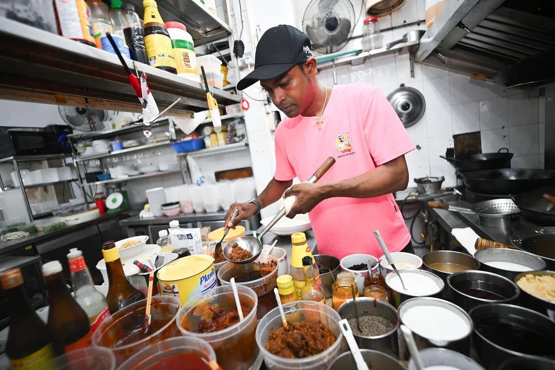 Trabalhar no restaurante Zi Char em Kuala Lumpur deu a Retanasami a oportunidade de aprender a fazer molhos para pratos como curry de cabeça de peixe. 