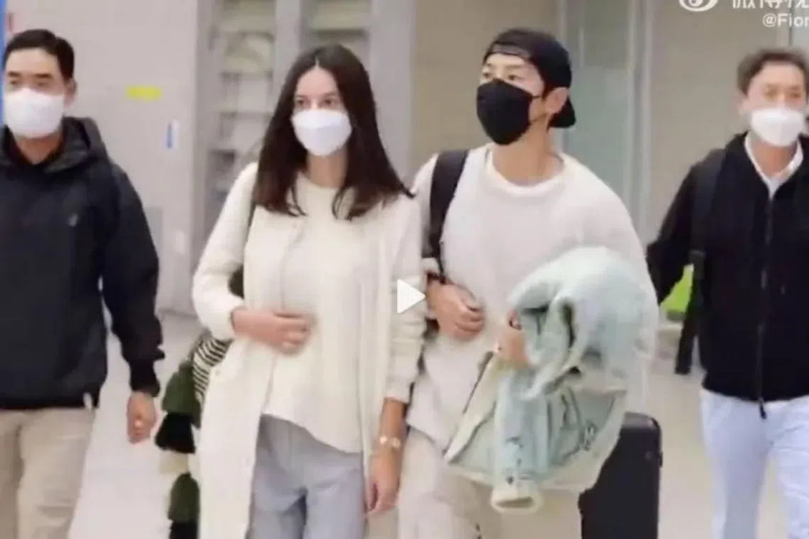 Speculation about Song Joong-ki’s new girlfriend erupted after it was reported that he is in a relationship with a woman of British nationality.