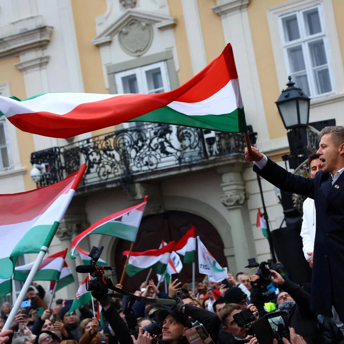 Peter Magyar, leader of the opposition TISZA party, waves a flag during a campaign tour in Gyor, Hungary, November 15, 2025. REUTERS/Bernadett Szabo