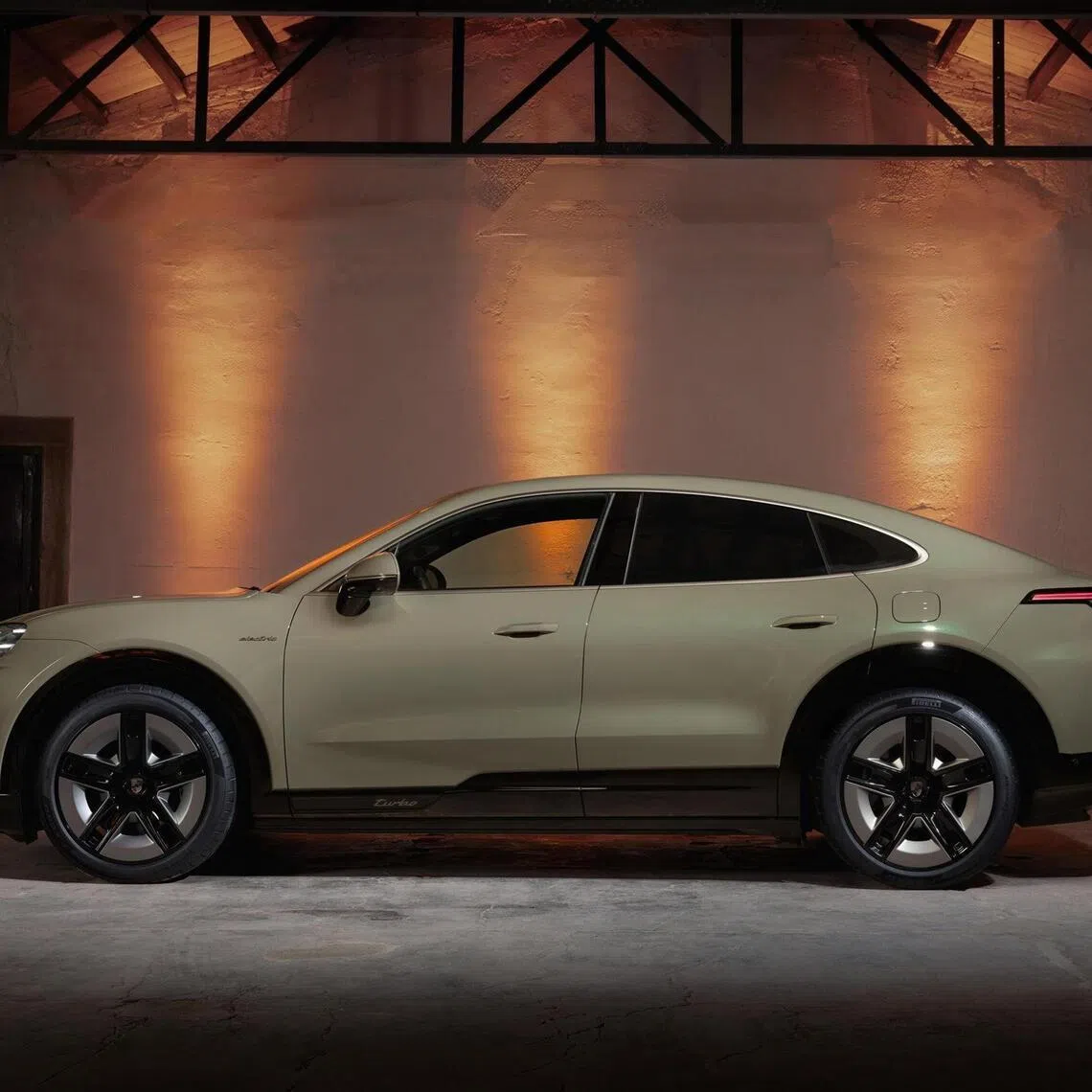 ntporsche24 - The Porsche Cayenne Coupe Electric offers more operating range and style than the standard SUV version. 

CREDIT: PORSCHE