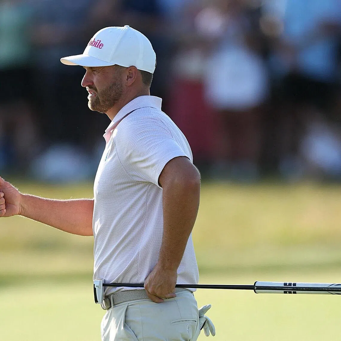 SOUTHAMPTON, NEW YORK - JUNE 21: Wyndham Clark of the United States gives a thu on the 18th green during the final round of the 126th U.S. OPEN at Shinnecock Hills Golf Club on June 21, 2026 in Southampton, New York.   Kate McShane/Getty Images/AFP (Photo by Kate McShane / GETTY IMAGES NORTH AMERICA / Getty Images via AFP)