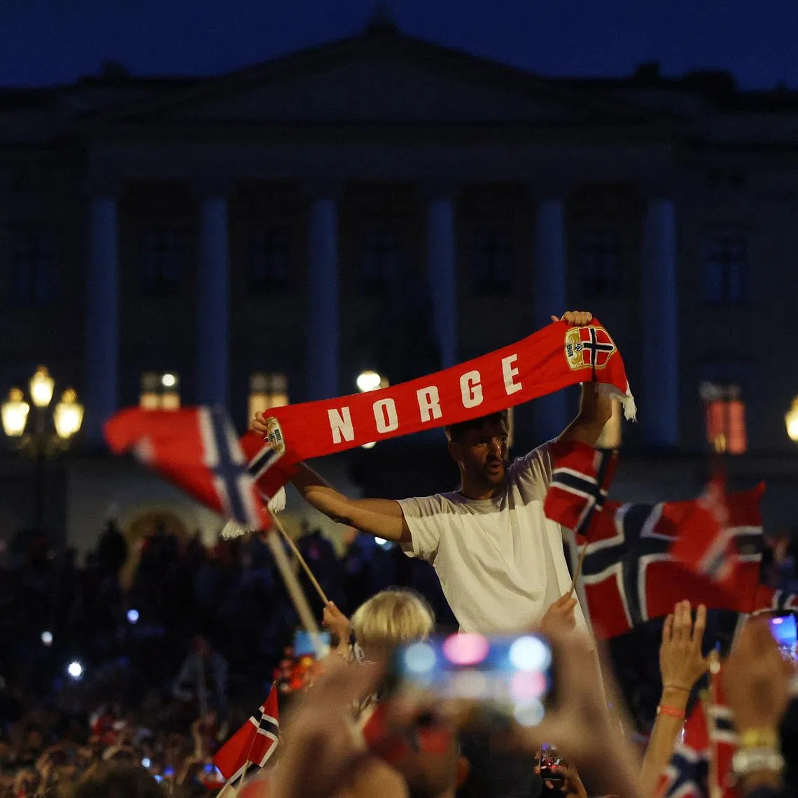 Soccer Football - FIFA World Cup 2026 - Quarter Final - Norway v England - Fans gather in Oslo - Oslo, Norway - July 11, 2026 Norway fans gather after the match in front of the Royal Palace in Oslo REUTERS/Leonhard Foeger