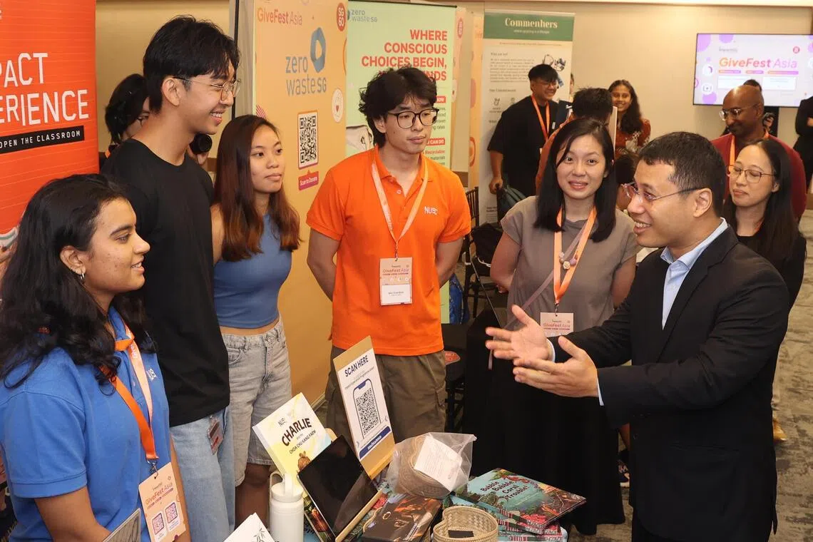 CMG20251120-WooFL01/GiveFest Asia [University Cultural Centre, 50 Kent Ridge Crescent] -- Minister Desmond Lee tour of the exhibition of GiveFest Asia and talked the students who in their project