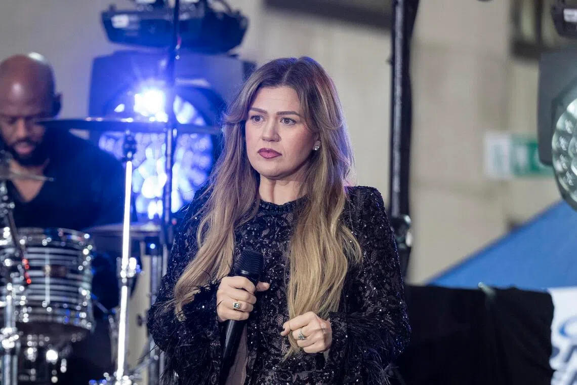 Kelly Clarkson took to social media after feeling unfairly treated by Art Of Play over its merchandise.