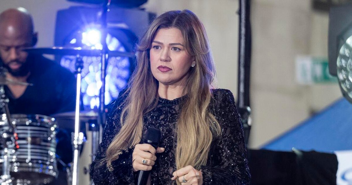 Singer Kelly Clarkson feuds with a Brooklyn novelty shop, and the internet piles on