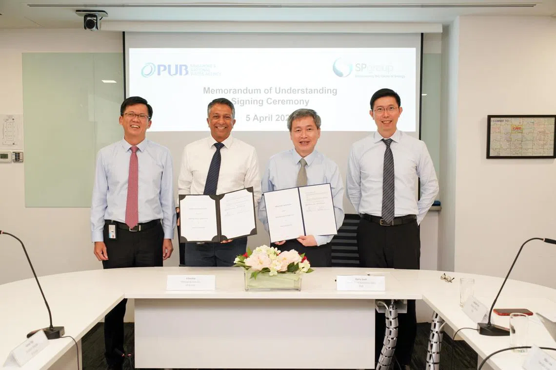 aqpub06 - PUB and SP Group at the signing of the Memorandum of Understanding.
(from left) Mr Stanley Huang, Group CEO, SP Group; Mr S Harsha, Managing Director, Sustainable Energy Solutions, SP Group; Mr Harry Seah, Deputy Chief Executive (Operations), PUB; and Mr Goh Si Hou, Chief Executive, PUB.

Credit: PUB, Singapore’s National Water Agency