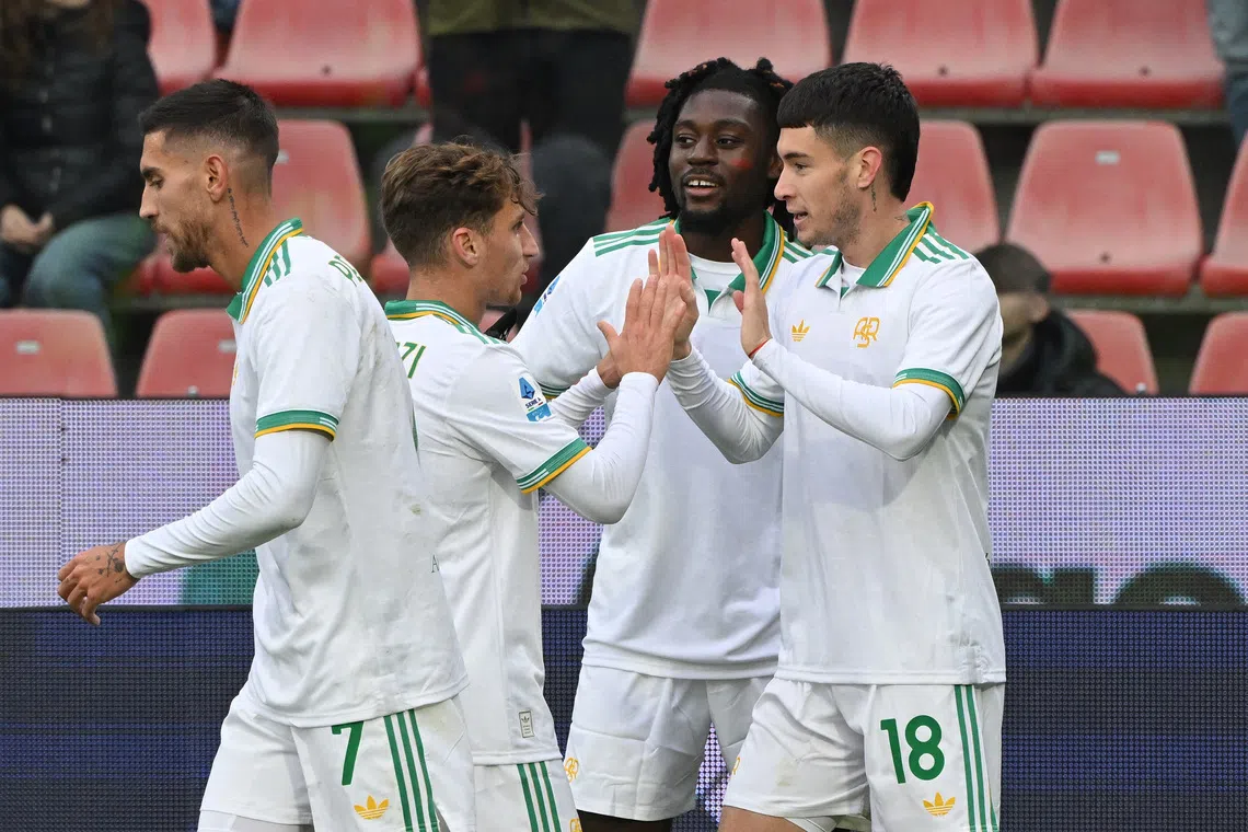 Soccer Football - Serie A - Cremonese v AS Roma - Stadio Giovanni Zini, Cremona, Italy - November 23, 2025 AS Roma's Matias Soule celebrates scoring their first goal with Manu Kone and Tommaso Baldanzi REUTERS/Alberto Lingria