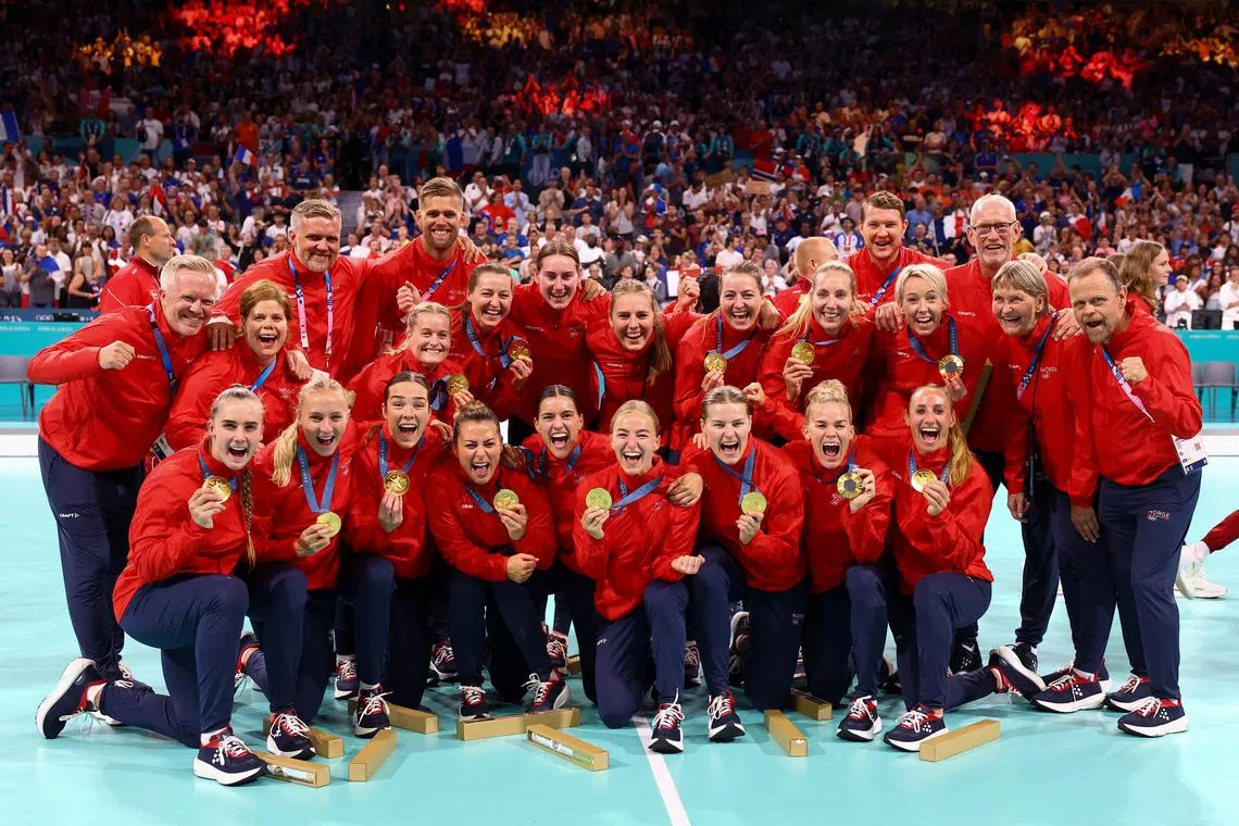 Paris 2024 Olympics - Handball - Women's Victory Ceremony - Lille, Pierre Mauroy Stadium, Villeneuve-d'Ascq, France - August 10, 2024. Norway players and team members pose with their gold medals REUTERS/Bernadett Szabo