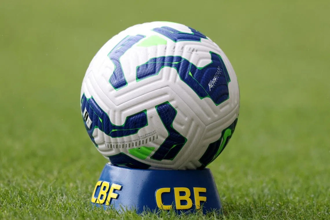Soccer Football - Brasileiro Championship - Fluminense v RB Bragantino - Estadio Maracana, Rio de Janeiro, Brazil - April 6, 2025 General view of the match ball before the match REUTERS/Sergio Moraes