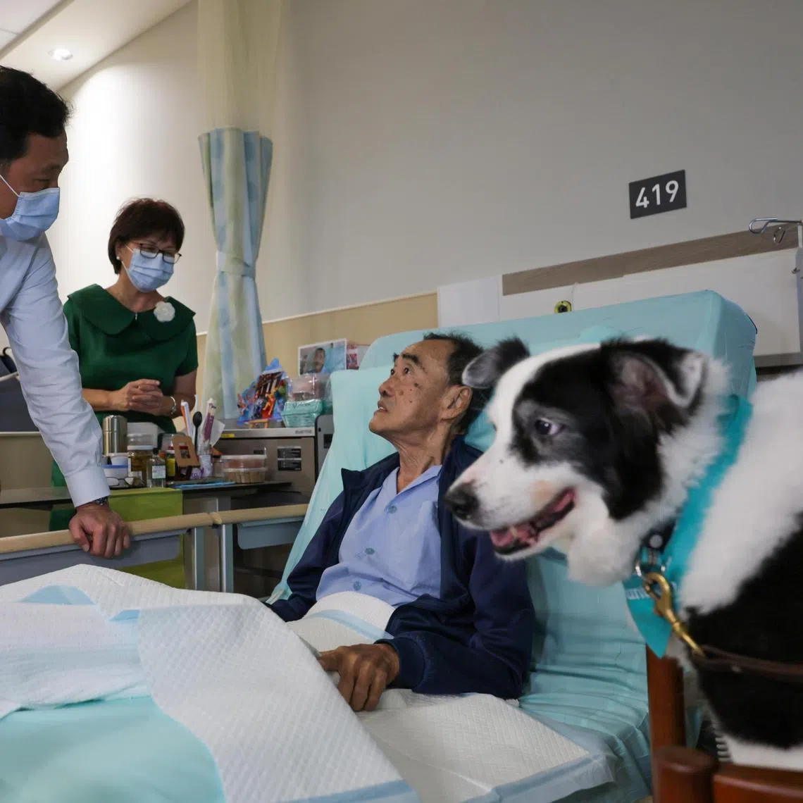 Health minister Ong Ye Kung
Ms Denise Phua Mayor, Central Singapore District
Member of Parliament, Jalan Besar GRC, speaking to patient Tay Jiak Mong 71, at Dover Park Hospice He was accompanied by border collie Jacque during a pet-assisted activity.