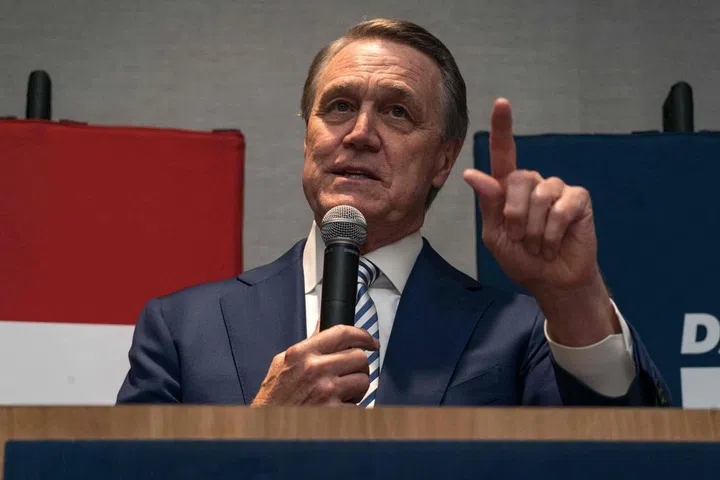 (ARQUIVOS) O candidato republicano ao governo David Perdue fala aos apoiadores em um evento na noite eleitoral em 24 de maio de 2022 em Atlanta, Geórgia. O presidente eleito dos EUA, Donald Trump, nomeou em 5 de dezembro de 2024 o aliado político e ex-senador da Geórgia, David Perdue, como sua escolha para ser embaixador na China, um importante parceiro comercial ao qual o republicano prometeu impor tarifas punitivas. (Foto de Megan Varner / GETTY IMAGES NORTH AMERICA / AFP)