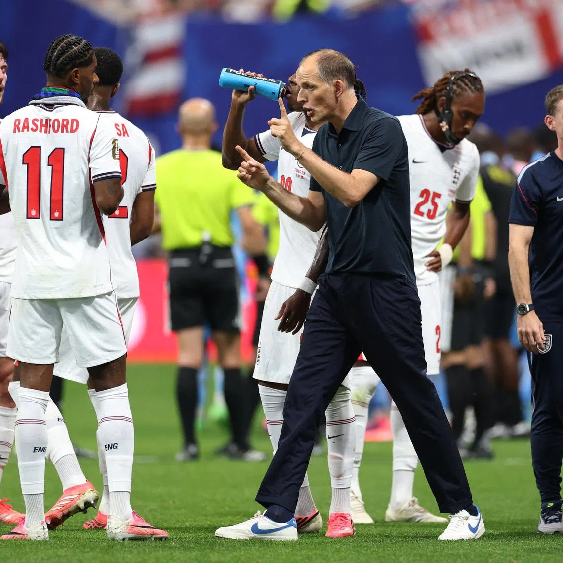 Soccer Football - FIFA World Cup 2026 - Round of 32 - England v DR Congo - Atlanta Stadium, Atlanta, Georgia, U.S. - July 1, 2026 England manager Thomas Tuchel reacts with Marcus Rashford during the first half hydration break REUTERS/Paul Childs