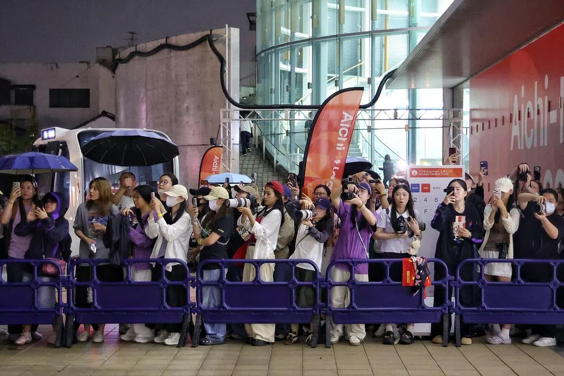 Chinese table tennis fans, some of whom are equipped with long lenses, capturing the arrival of Wang Chuqin during the Aichi-Nagoya 2026 Asian Games table tennis women’s doubles and men’s singles finals.