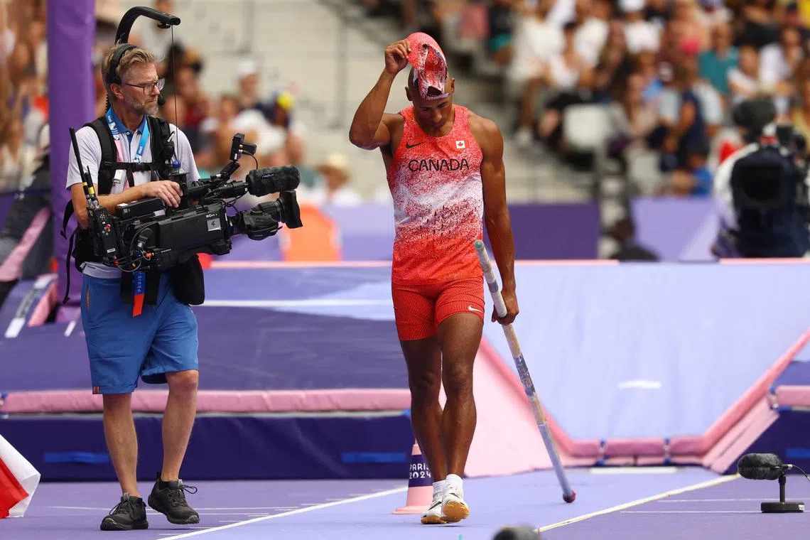 Paris 2024 Olympics - Athletics - Men's Decathlon Pole Vault - Stade de France, Saint-Denis, France - August 03, 2024. Damian Warner of Canada reacts after missing attempts REUTERS/Kai Pfaffenbach