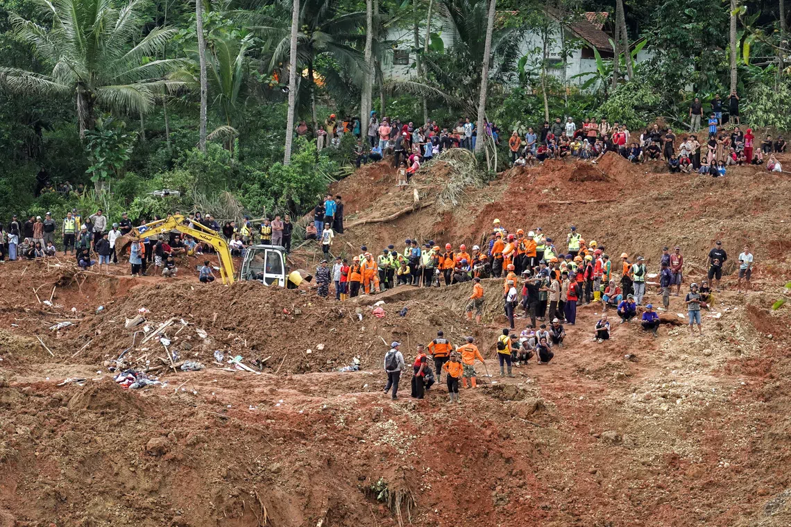 Indonesian rescue members search for victims at the site of a landslide, which hit Cibeunying village on November 13, in Cilacap, Central Java province, Indonesia, November 15, 2025. REUTERS/Stringer