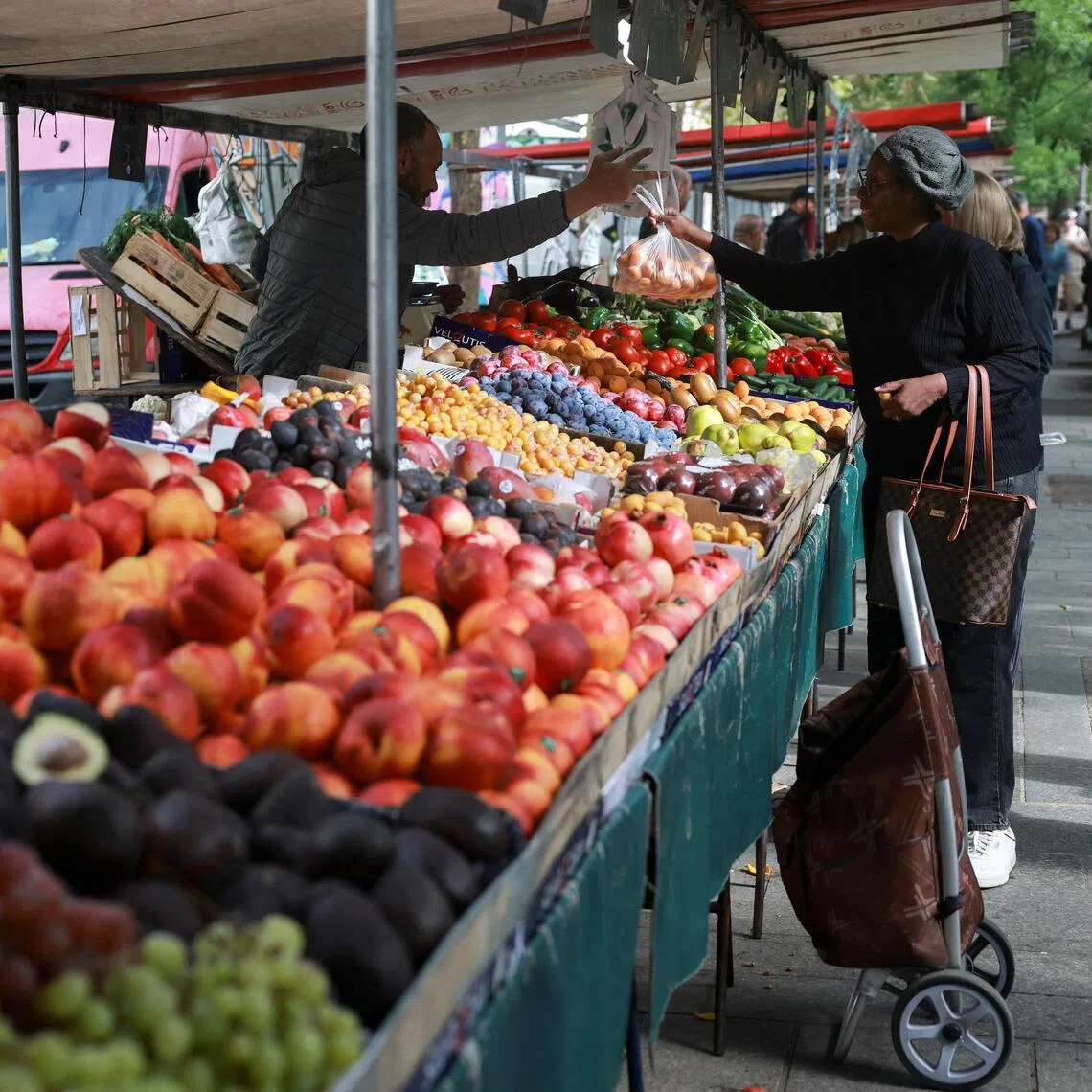 The proportion of consumers who believe that prices have risen sharply over the past 12 months has risen by 14 points in the last two months.