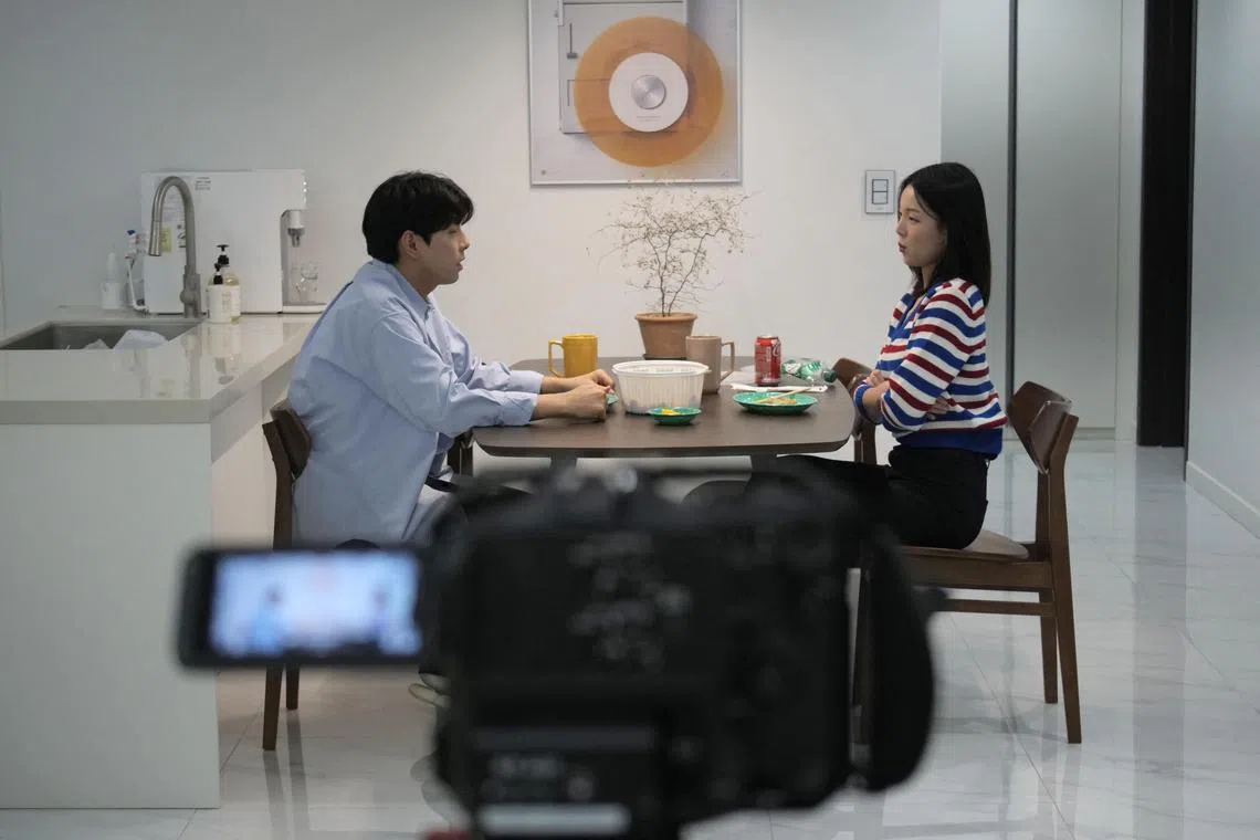 Cho Sung-ho and Lee Sang-mi, a couple who appeared on Channel A's reality TV show "Living Together without Marriage" are filmed at their home in Gwangju, South Korea.