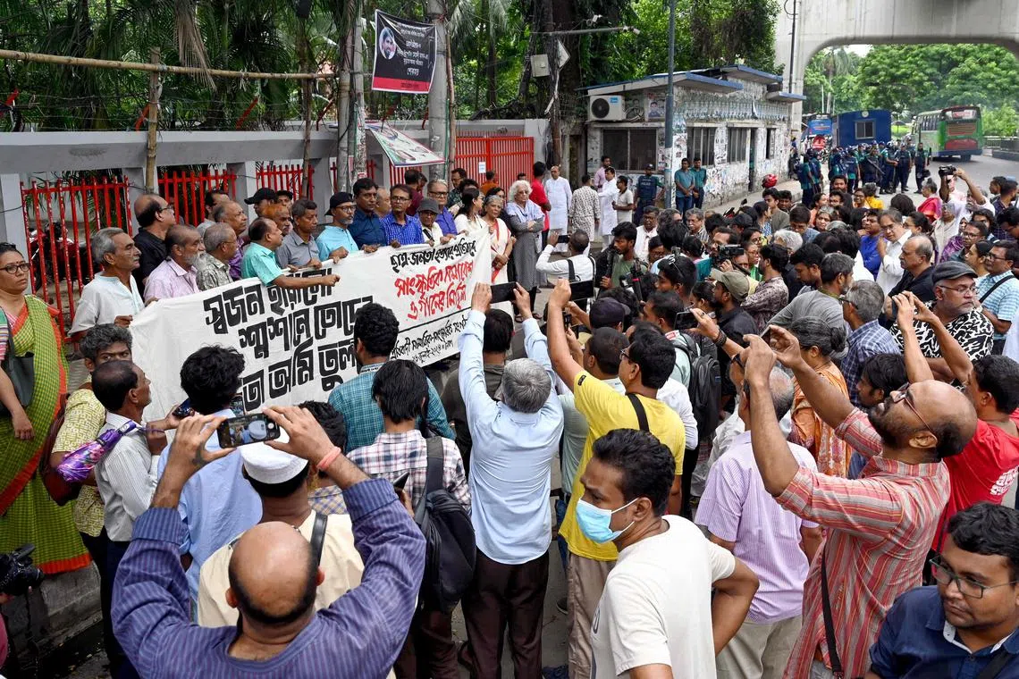 People take part in a song march to protest against the indiscriminate killings and mass arrest in Dhaka on July 26, 2024. Last week's violence killed at least 193 people, including several police officers, according to an AFP count of victims reported by police and hospitals, in one of the biggest upheavals of Hasina's 15-year tenure. (Photo by Munir UZ ZAMAN / AFP)