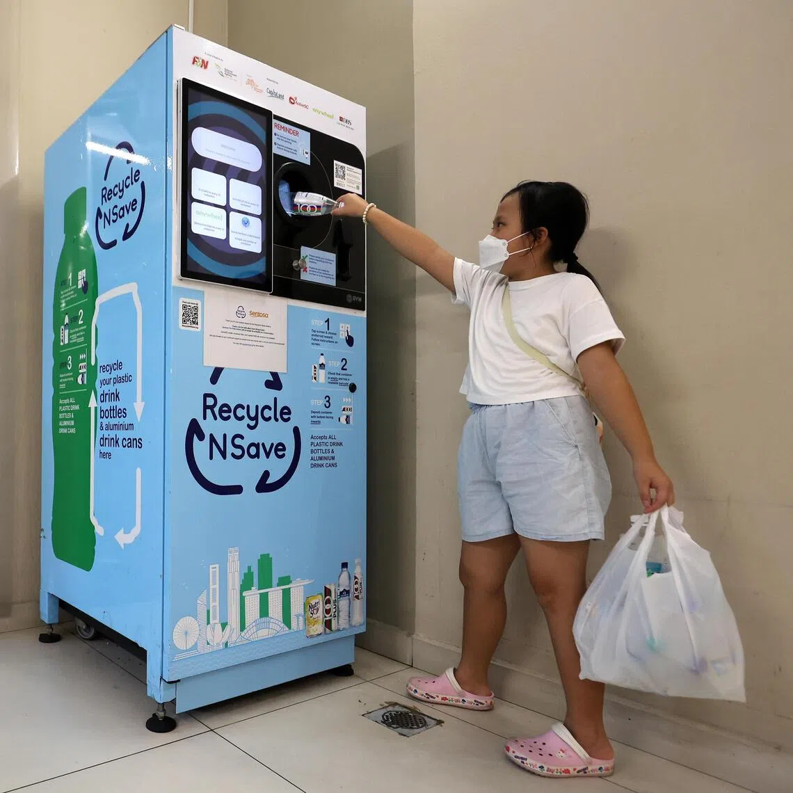The beverage container return scheme is slated to launch on April 1, 2026. Consumers will pay an extra 10 cents for bottled and canned drinks ranging from 150ml to 3 litres, but will receive a full refund of the deposit when they return the empty containers at designated return points.