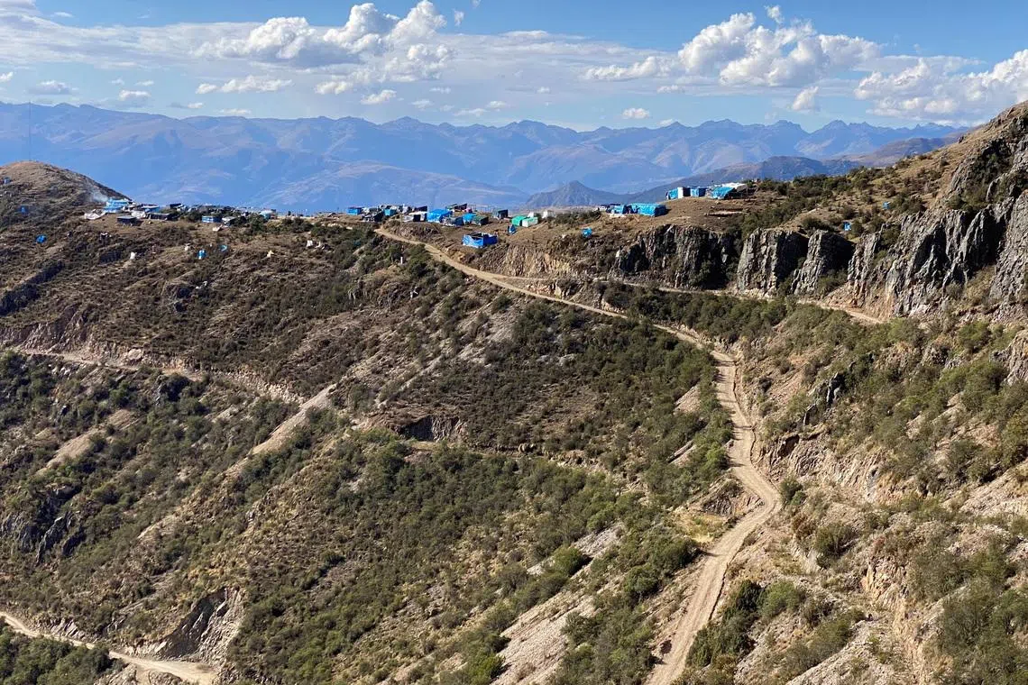 A view shows a makeshift dwelling near an area where hundreds of artisan miners have found a rich seam of copper, in the hills of Tapairihua in Peru's Andes, October 18, 2022. REUTERS/Marco Aquino
