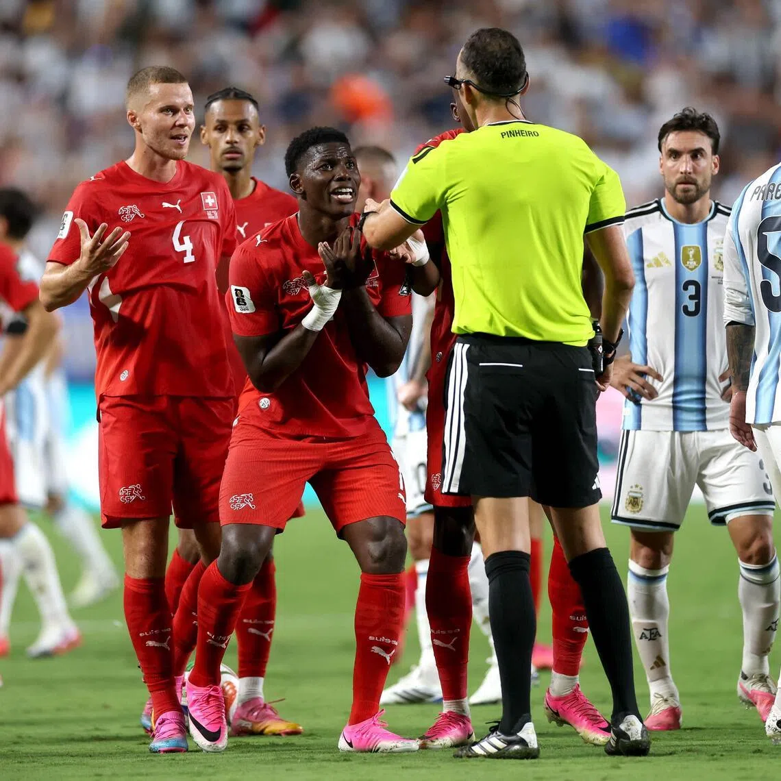 KANSAS CITY, MISSOURI - JULY 11: Breel Embolo #7 of Switzerland argues with referee Joao Pinheiro following his second yellow card and subsequent red card during the FIFA World Cup 2026 Quarter Final match between Argentina and Switzerland at Kansas City Stadium on July 11, 2026 in Kansas City, Missouri.   Lars Baron/Getty Images/AFP (Photo by Lars Baron / GETTY IMAGES NORTH AMERICA / Getty Images via AFP)